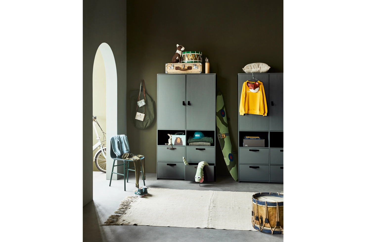 Bühnenschrank Kiefer (grün) mieten? Mieten Sie bei KeyPro Möbelverleih!