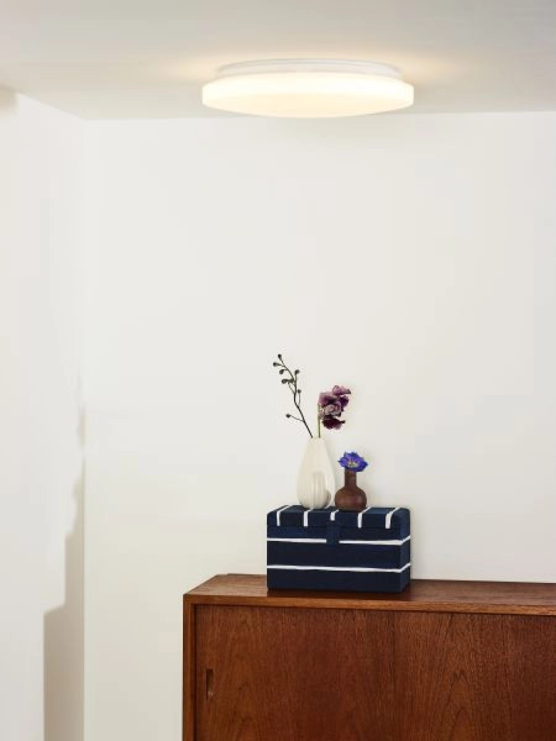 Rent a Ceiling light Otis (opal)? Rent at KeyPro furniture rental!