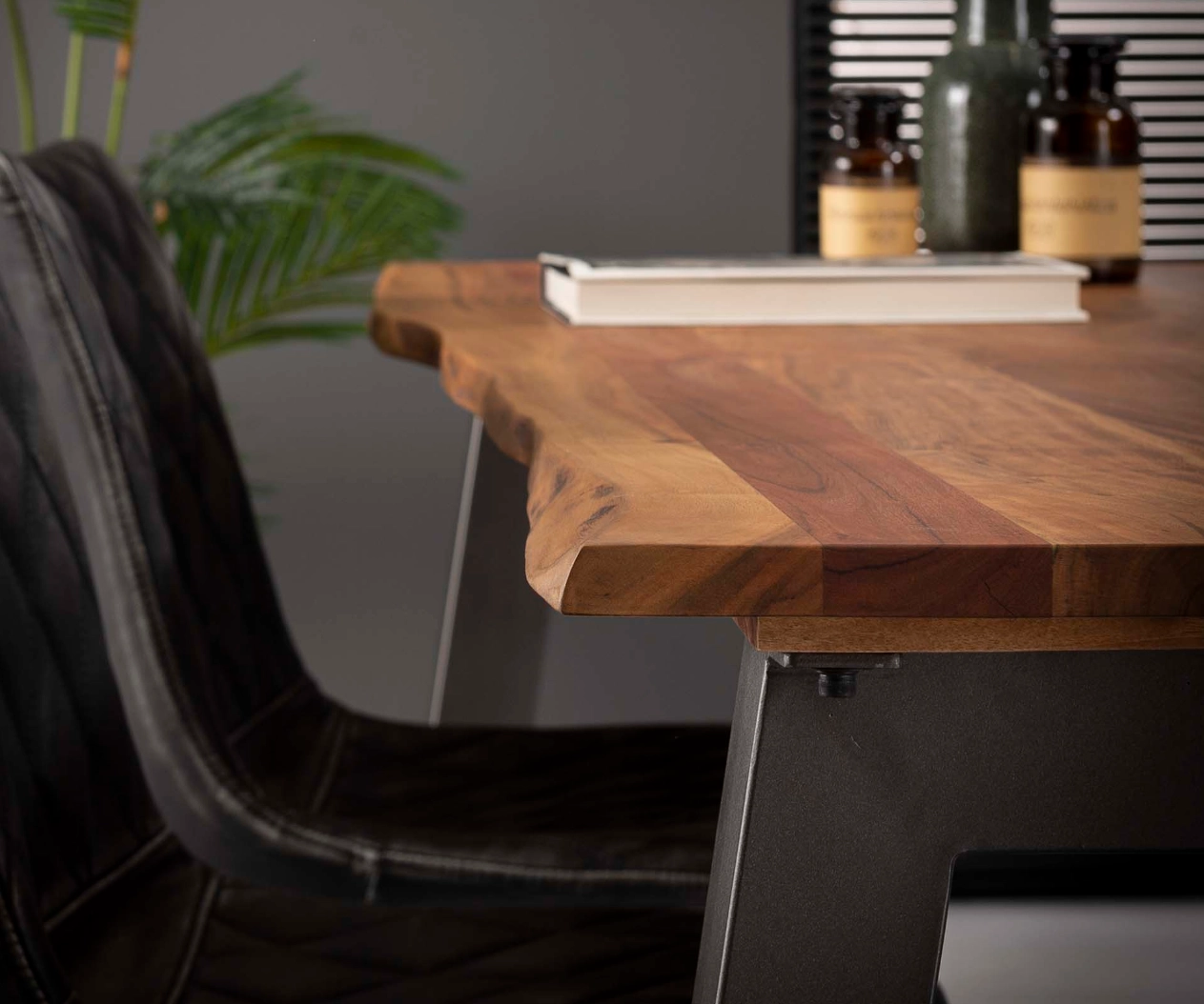 Eettafel Edge (hout) huren? Huur bij KeyPro meubelhuur!